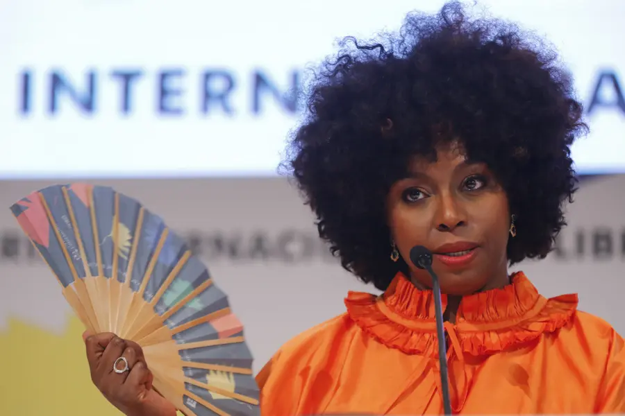Chimamanda Ngozi Adichie insta a transformar la masculinidad positiva