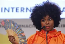 Chimamanda Ngozi Adichie insta a transformar la masculinidad positiva