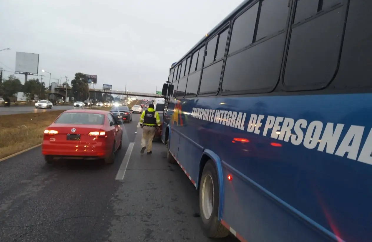 Encharcamientos y choque en Carretera 57 generan tráfico