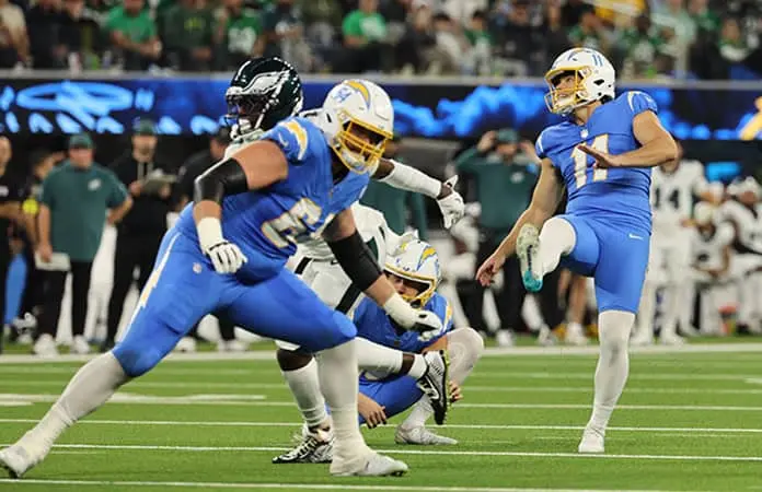 Endilgan Chargers revés a Eagles