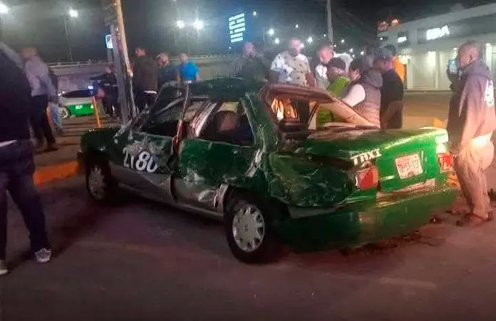 Muere un taxista al volcar frente a Plaza Citadina