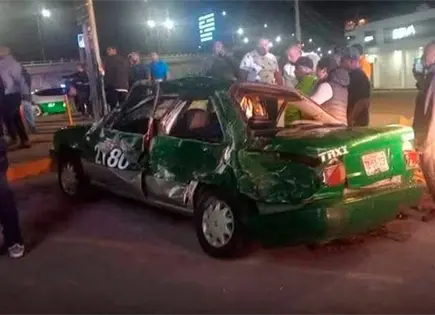 Muere un taxista al volcar frente a Plaza Citadina Muere un taxista al volcar frente a Plaza Citadina