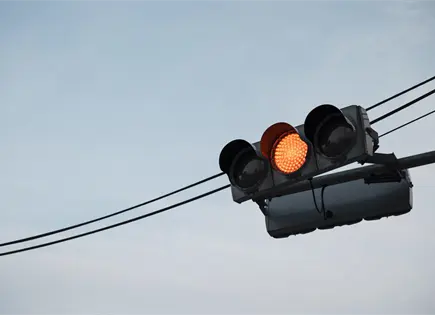 Paracaidista queda atorado en semáforo del Centro de CDMX