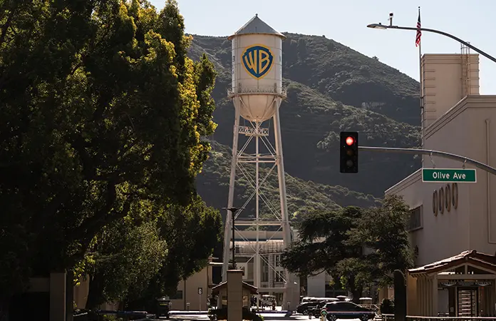 Paramount lanza oferta hostil por Warner Bros.