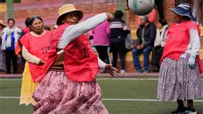 Abuelas juegan al balonmano a más de 4 mil metros de altura