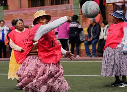 Abuelas juegan al balonmano a más de 4 mil metros de altura