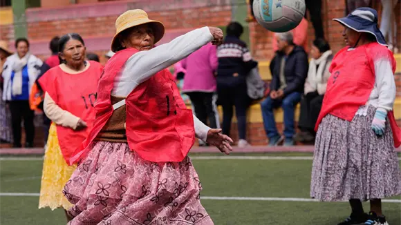 Abuelas juegan al balonmano a más de 4 mil metros de altura Abuelas juegan al balonmano a más de 4 mil metros de altura