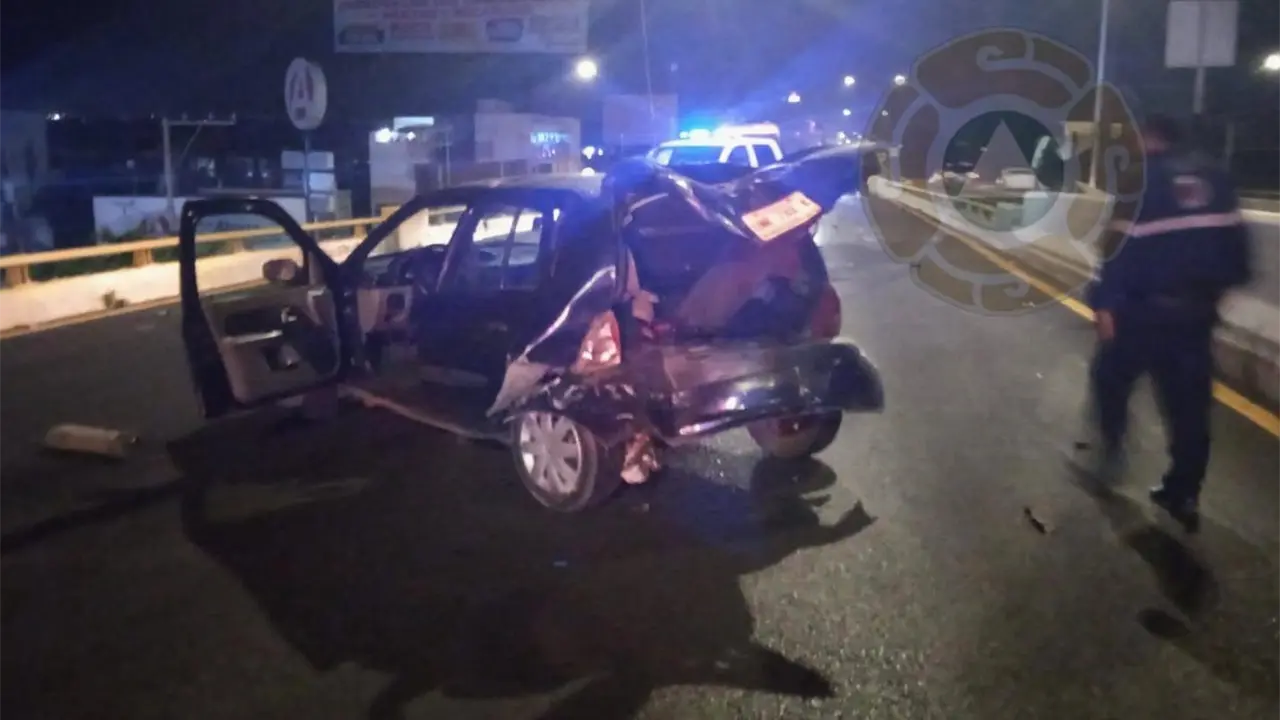 Choque en Salvador Nava deja daños en dos autos