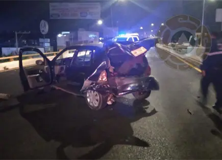 Choque en Salvador Nava deja daños en dos autos Choque en Salvador Nava deja daños en dos autos