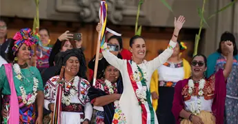 Claudia Sheinbaum destaca con vestidos de artesanas ind&iacute;genas