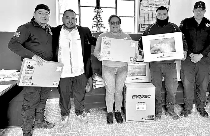 Estrena computadoras Policía de Villa de la Paz