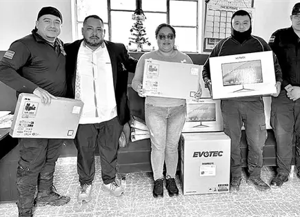 Estrena computadoras Policía de Villa de la Paz Estrena computadoras Policía de Villa de la Paz