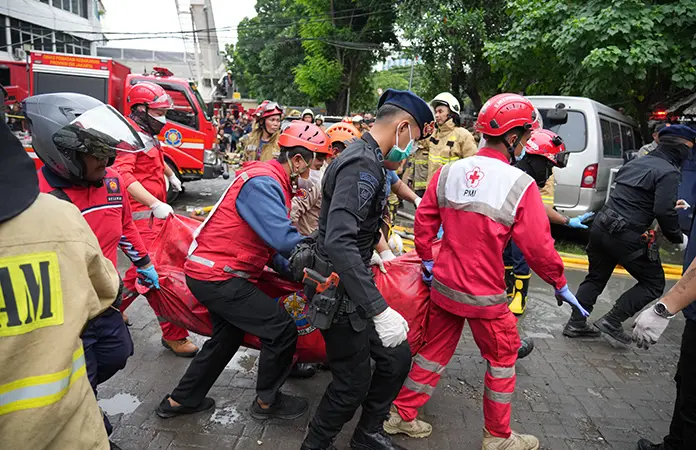 Incendio arrasa con un edificio