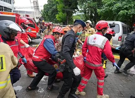 Incendio arrasa con un edificio Incendio arrasa con un edificio