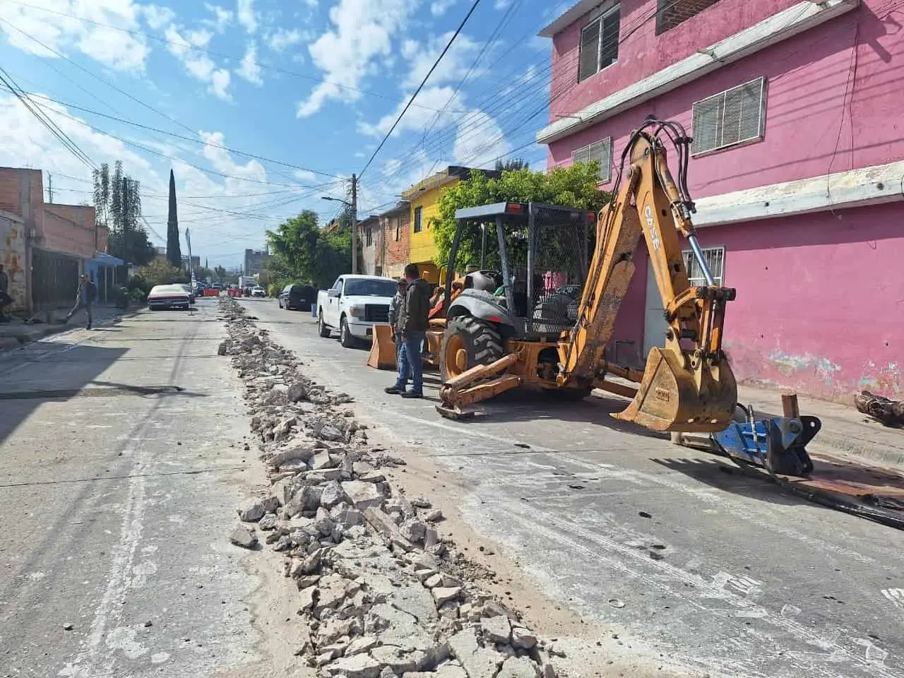 Reparan baches de urgencia en Comonfort y Vallejo