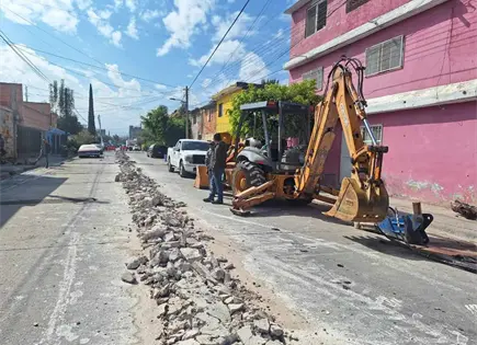 Reparan baches de urgencia en Comonfort y Vallejo Reparan baches de urgencia en Comonfort y Vallejo