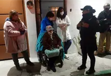 Rescatan a dos adultos mayores de una vivienda en llamas en Industrial Aviaci&oacute;n