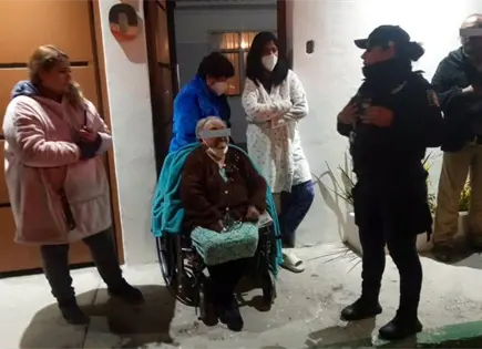 Rescatan a dos adultos mayores de una vivienda en llamas en Industrial Aviación Rescatan a dos adultos mayores de una vivienda en llamas en Industrial Aviación