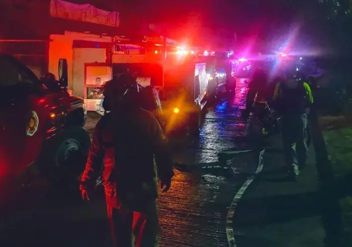 Vivienda se invade de humo y una mujer queda encerrada