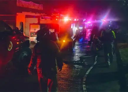 Vivienda se invade de humo y una mujer queda encerrada Vivienda se invade de humo y una mujer queda encerrada