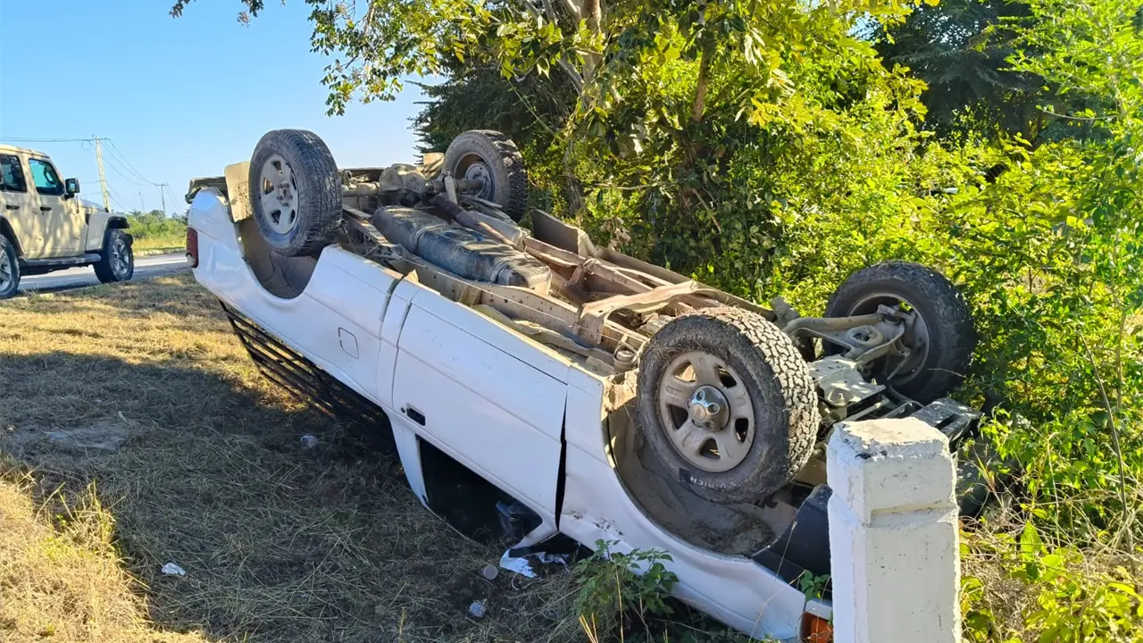 Vuelca camioneta; conductor "la libra"