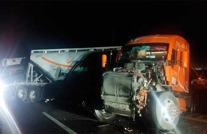 Choque de tráilers paraliza tráfico en Libramiento Ote.