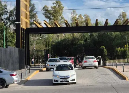 Caos breve en Tangamanga I por auto que irrumpió en el parque Caos breve en Tangamanga I por auto que irrumpió en el parque