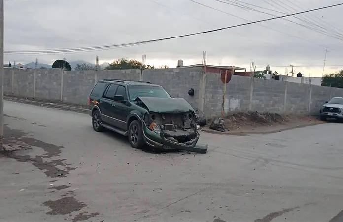 Impactan camión de paquetería y camioneta