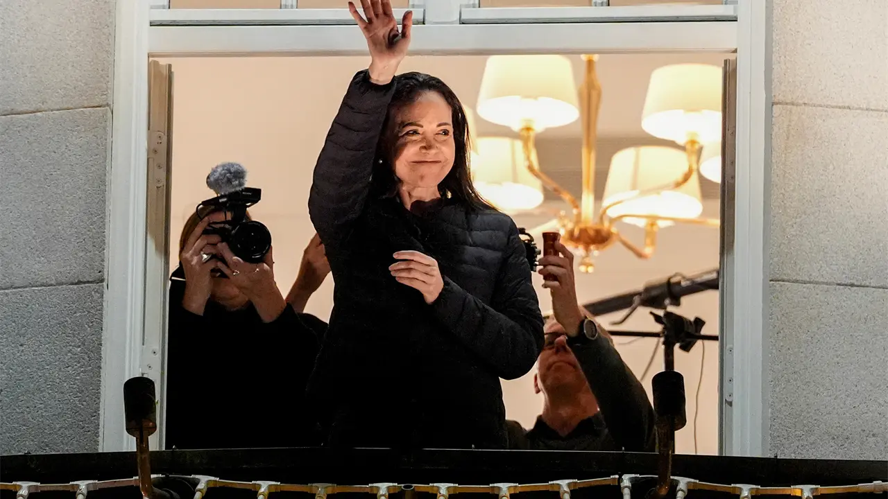 María Corina Machado saluda a seguidores en Noruega tras recibir Premio Nobel de la Paz