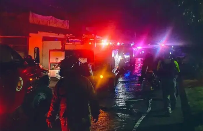 Rescatan a abuelitos atrapados en incendios