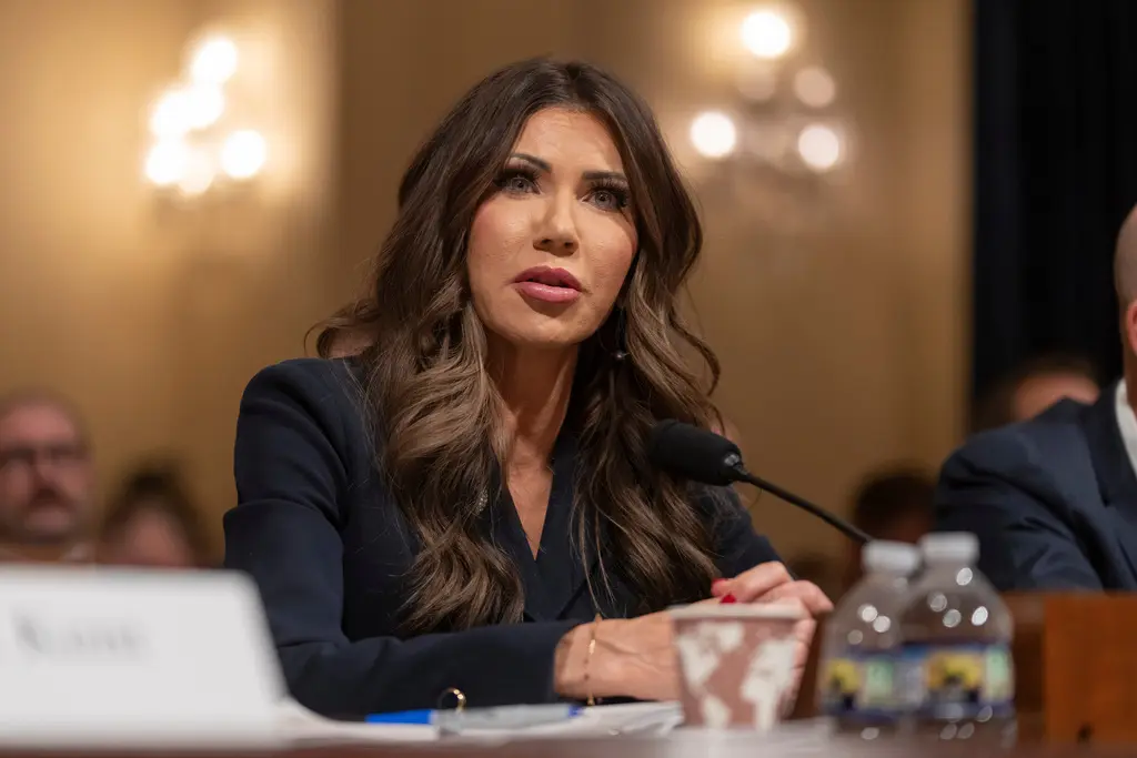 Secretaria de Seguridad Nacional defiende política migratoria de Trump en audiencia