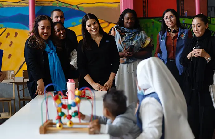 America Ferrera visita a los migrantes