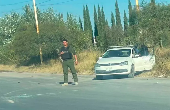 Carro es chocado por camioneta en Periférico Poniente