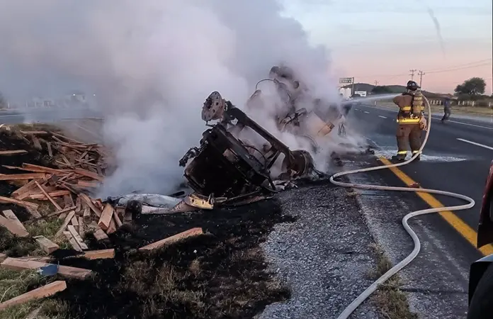 Chofer fallece quemado al incendiarse tráiler
