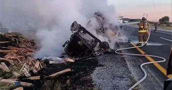 Chofer fallece quemado al incendiarse tr&aacute;iler