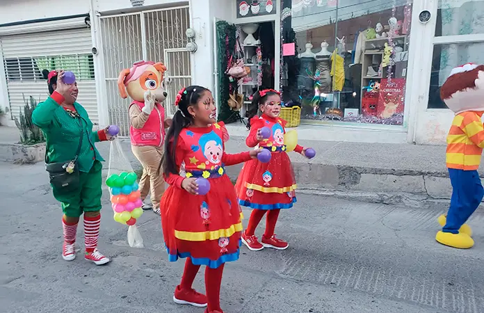 Con desfile festejan el día del payaso