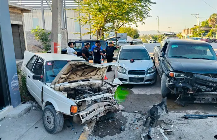 En accidente vial, joven conductor causa destrozos
