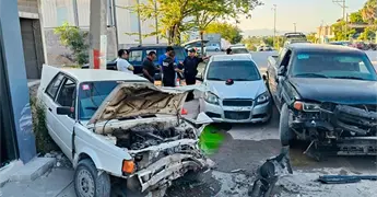 En accidente vial, joven conductor causa destrozos