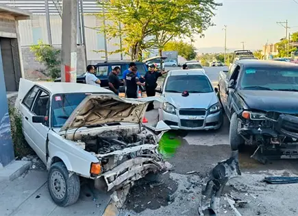 En accidente vial, joven conductor causa destrozos En accidente vial, joven conductor causa destrozos