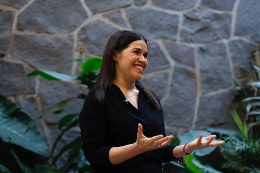 La actriz America Ferrara llama a humanizar la migración