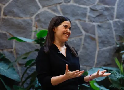 La actriz America Ferrara llama a humanizar la migración