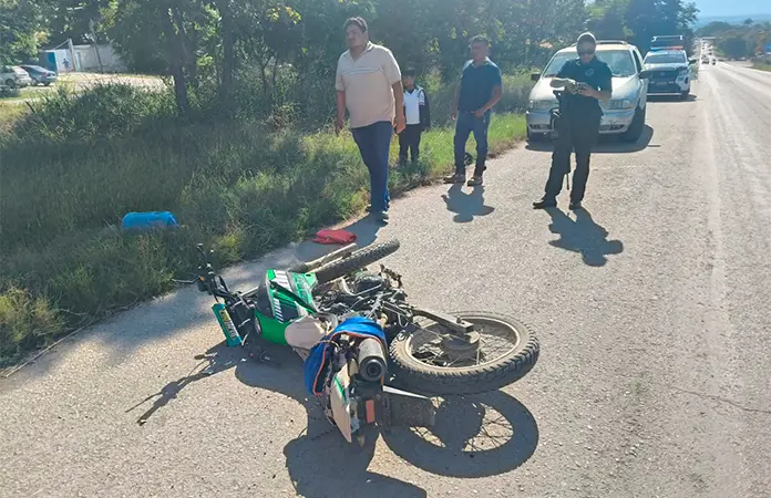 Motociclista choca contra vagoneta