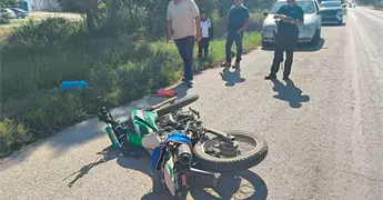 Motociclista choca contra vagoneta