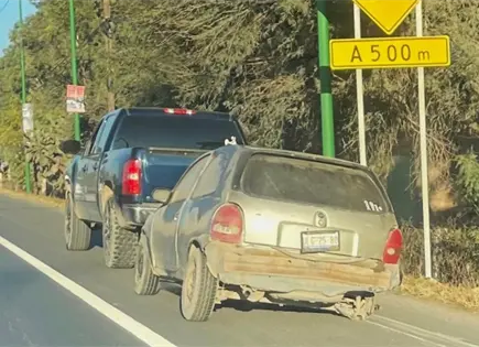 Pierde control y choca en guarnición sobre carretera a Rioverde Pierde control y choca en guarnición sobre carretera a Rioverde