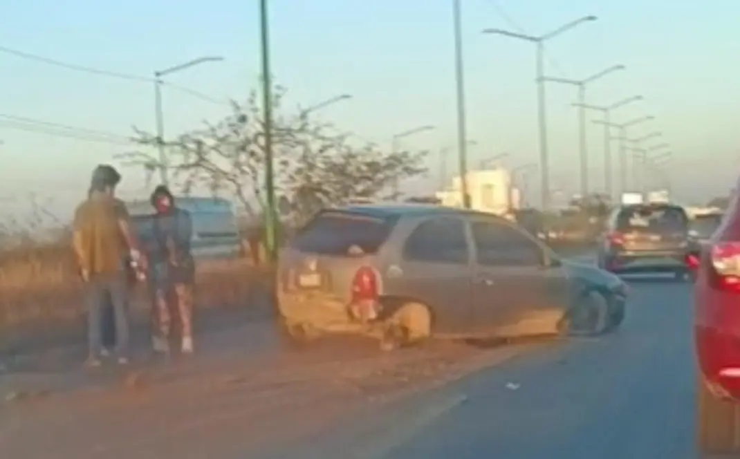 Pierde control y choca en guarnición sobre carretera a Rioverde