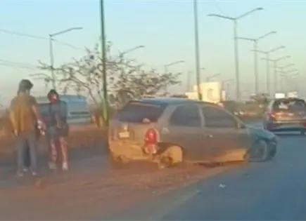 Pierde control y choca en guarnición sobre carretera a Rioverde Pierde control y choca en guarnición sobre carretera a Rioverde