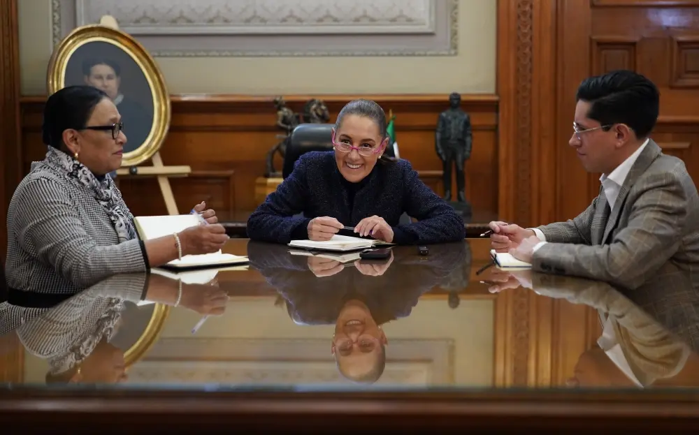 Sheinbaum conversa con el papa León XIV; lo invita a México