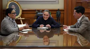 Sheinbaum conversa con el papa León XIV; lo invita a México