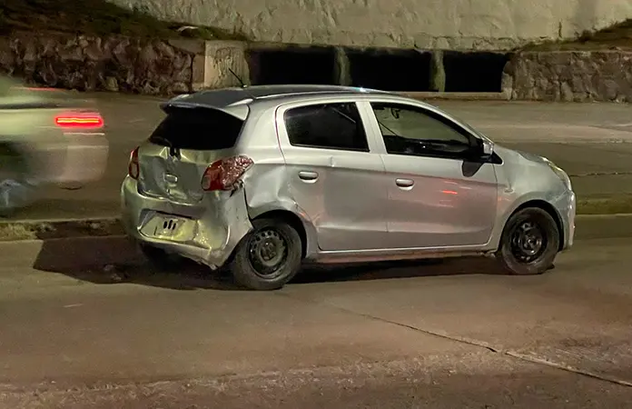 Sólo daños, en choque y volcadura en río Santiago