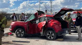 Video | Trasladan a mujer herida en aparatoso choque sobre Periférico Video | Trasladan a mujer herida en aparatoso choque sobre Periférico